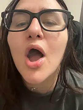 JuicyBeRrys online show from 1, 1, 2025