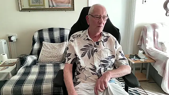 Snapshot of cutaboverest chatting on 19, 4, 2026 cutaboverest online show from 19, 4, 2026