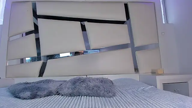 chrystal js online show from 21, 3, 2026