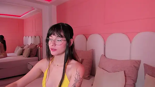 Snapshot of emilly_williams_ chatting on 18, 12, 2024 emilly williams online show from 18, 12, 2024