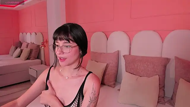 Snapshot of emilly_williams_ chatting on 19, 12, 2024 emilly williams online show from 19, 12, 2024