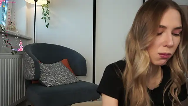 Snapshot of heidas_dream chatting on 8, 10, 2025 heidas dream online show from 8, 10, 2025