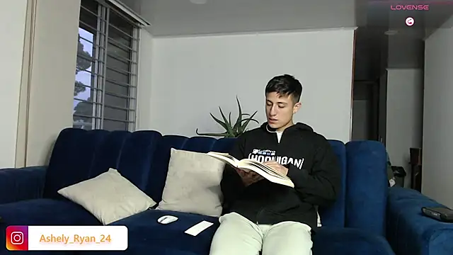 Snapshot of ashely_ryan24 chatting on 5, 3, 2025 ashely ryan24 online show from 5, 3, 2025