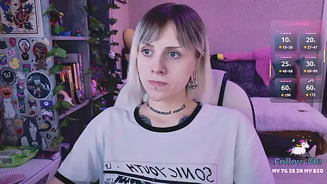 Snapshot of NaniMoore chatting on 11, 4, 2026 NaniMoore online show from 11, 4, 2026