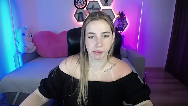 Snapshot of SabrinViolet chatting on 6, 7, 2026 SabrinViolet online show from 6, 7, 2026