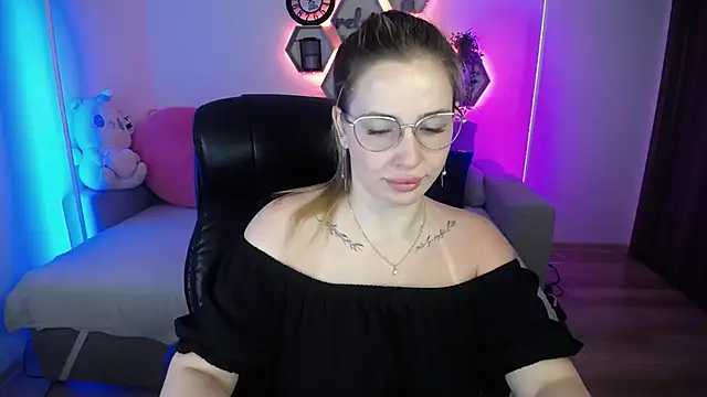 Snapshot of SabrinViolet chatting on 7, 7, 2026 SabrinViolet online show from 7, 7, 2026