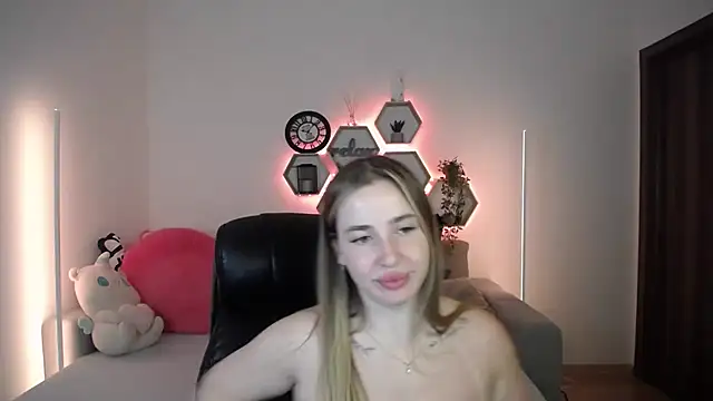 Snapshot of SabrinViolet chatting on 10, 7, 2026 SabrinViolet online show from 10, 7, 2026