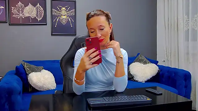 Snapshot of AnneHove chatting on 4, 12, 2025 AnneHove online show from 4, 12, 2025