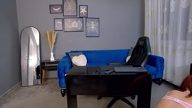 Snapshot of AnneHove chatting on 4, 12, 2025 AnneHove online show from 4, 12, 2025