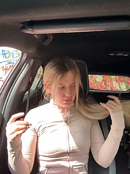 Holly-Glamour online show from 16, 4, 2026