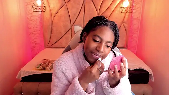 Queen perla  online show from 9, 3, 2025