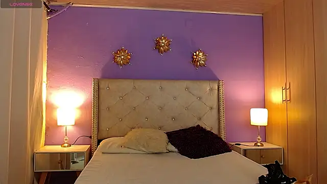 Kim and Mia online show from 7, 10, 2025