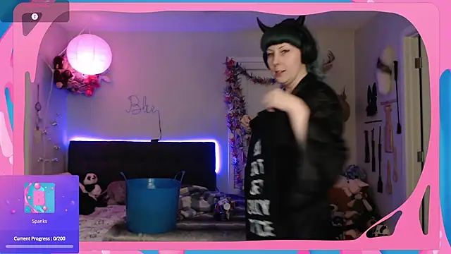 Snapshot of CirqueNoirBlu chatting on 8, 4, 2026 CirqueNoirBlu online show from 8, 4, 2026