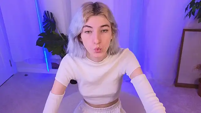 Snapshot of Mia_Cheers chatting on 7, 12, 2024 Mia Cheers online show from 7, 12, 2024