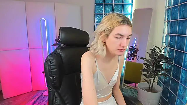 Mia Cheers online show from 4, 3, 2025