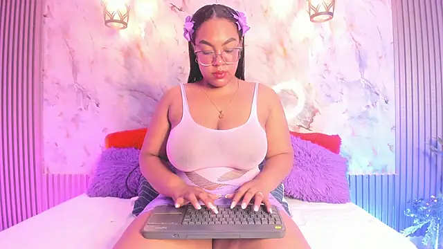 Snapshot of Esmeralda_Duarte chatting on 14, 3, 2025 Esmeralda Duarte online show from 14, 3, 2025