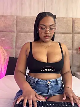 Snapshot of Esmeralda_Duarte chatting on 9, 2, 2026 Esmeralda Duarte online show from 9, 2, 2026