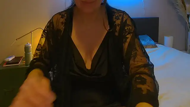 Snapshot of Ella_Next_Door chatting on 5, 2, 2025 Ella Next Door online show from 5, 2, 2025