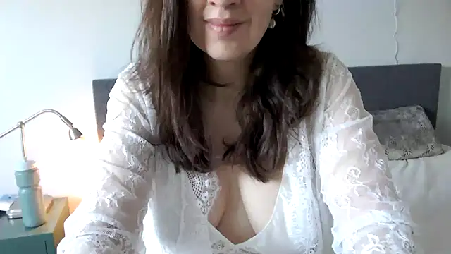 Snapshot of Ella_Next_Door chatting on 3, 3, 2025 Ella Next Door online show from 3, 3, 2025