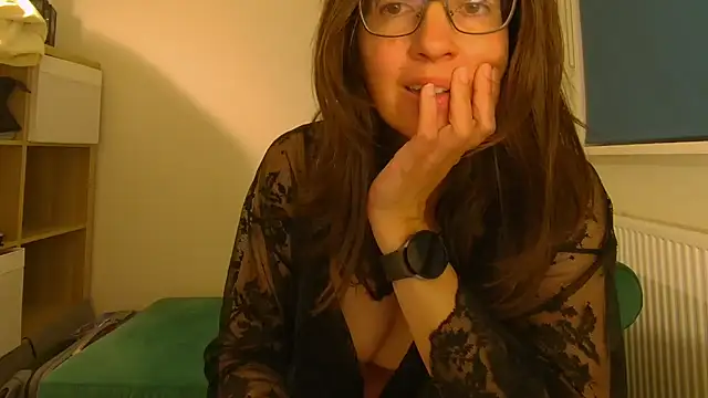 Snapshot of Ella_Next_Door chatting on 6, 5, 2026 Ella Next Door online show from 6, 5, 2026