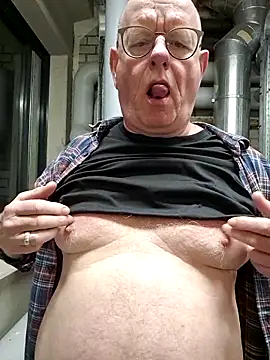 Snapshot of andrejoyfull64 chatting on 6, 1, 2026 andrejoyfull64 online show from 6, 1, 2026