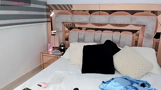 Snapshot of CamiiLovers chatting on 17, 1, 2025 CamiiLovers online show from 17, 1, 2025