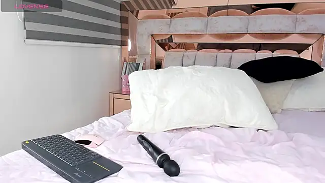 Snapshot of CamiiLovers chatting on 4, 2, 2025 CamiiLovers online show from 4, 2, 2025