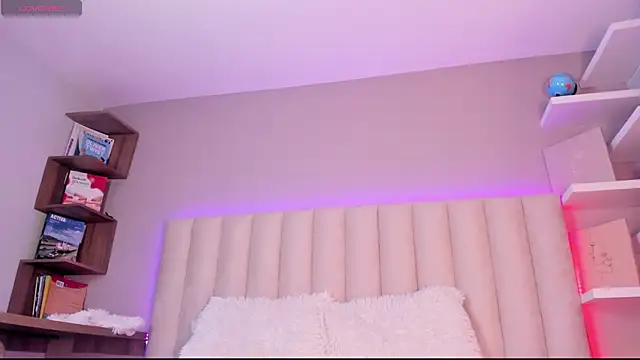 Snapshot of Sally__Walker chatting on 10, 9, 2025 Sally Walker online show from 10, 9, 2025