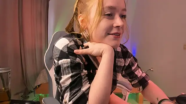 Snapshot of alisahug chatting on 19, 4, 2026 alisahug online show from 19, 4, 2026