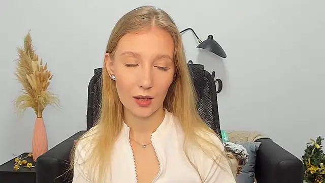 Snapshot of LolaWilsons chatting on 30, 12, 2024 LolaWilsons online show from 30, 12, 2024