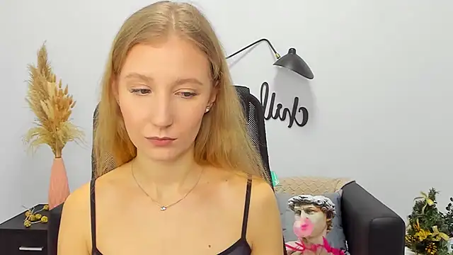 Snapshot of LolaWilsons chatting on 3, 1, 2025 LolaWilsons online show from 3, 1, 2025