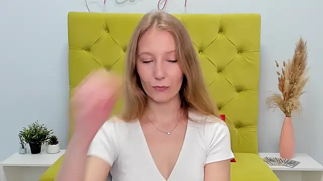 Snapshot of LolaWilsons chatting on 7, 5, 2026 LolaWilsons online show from 7, 5, 2026