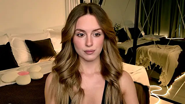 Snapshot of RozzitaBedberry chatting on 5, 4, 2026 RozzitaBedberry online show from 5, 4, 2026