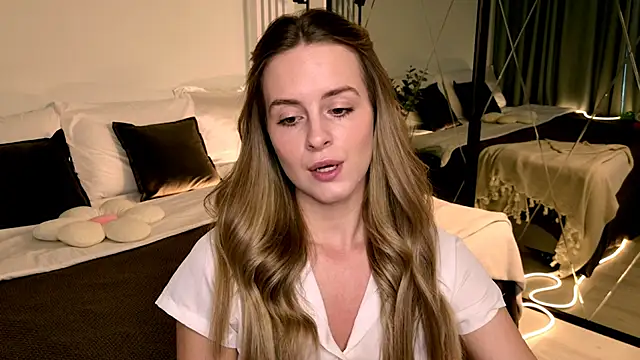 Snapshot of RozzitaBedberry chatting on 7, 4, 2026 RozzitaBedberry online show from 7, 4, 2026