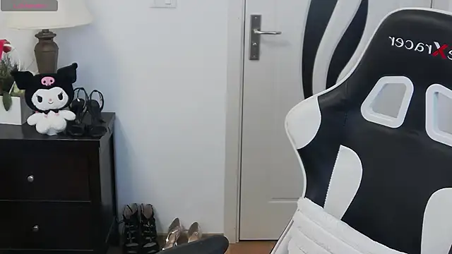 Snapshot of pretty_little_thing chatting on 14, 4, 2026 pretty little thing online show from 14, 4, 2026