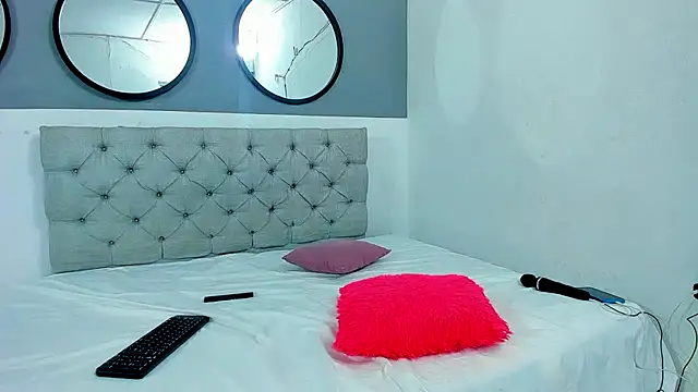 Snapshot of Sophie_and_andress chatting on 7, 10, 2025 Sophie and andress online show from 7, 10, 2025