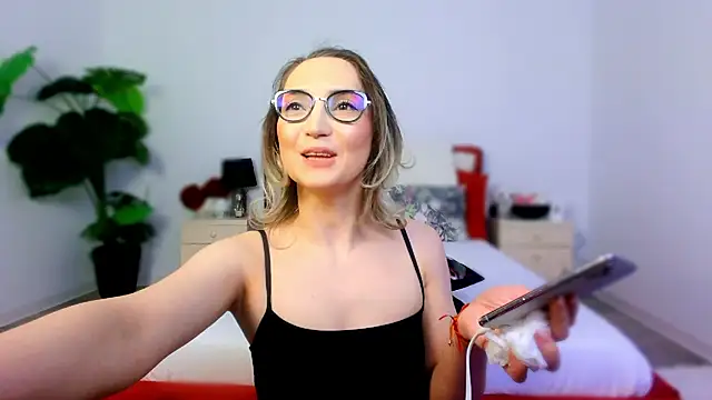 Snapshot of CharmingAnnie chatting on 6, 4, 2026 CharmingAnnie online show from 6, 4, 2026