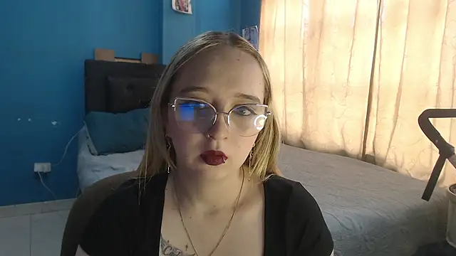 Snapshot of Liaroberts1 chatting on 20, 10, 2025 Liaroberts1 online show from 20, 10, 2025
