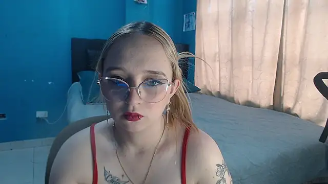 Snapshot of Liaroberts1 chatting on 28, 10, 2025 Liaroberts1 online show from 28, 10, 2025