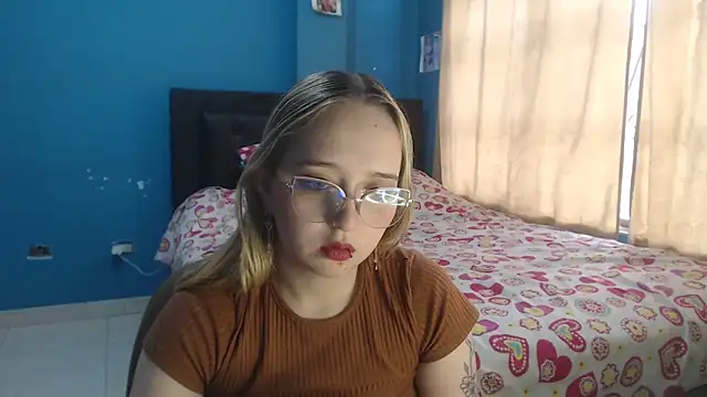 Snapshot of Liaroberts1 chatting on 4, 12, 2025 Liaroberts1 online show from 4, 12, 2025