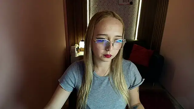Snapshot of Liaroberts1 chatting on 17, 6, 2026 Liaroberts1 online show from 17, 6, 2026