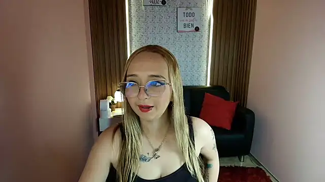 Snapshot of Liaroberts1 chatting on 22, 6, 2026 Liaroberts1 online show from 22, 6, 2026