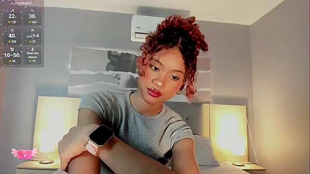 Snapshot of Aprillbrunette chatting on 5, 12, 2025 Aprillbrunette online show from 5, 12, 2025