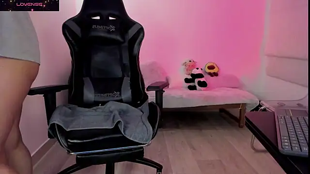 Snapshot of Biancastrongg chatting on 12, 11, 2025 Biancastrongg online show from 12, 11, 2025