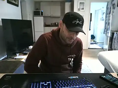 Snapshot of mihaimichael chatting on 2, 4, 2026 mihaimichael online show from 2, 4, 2026