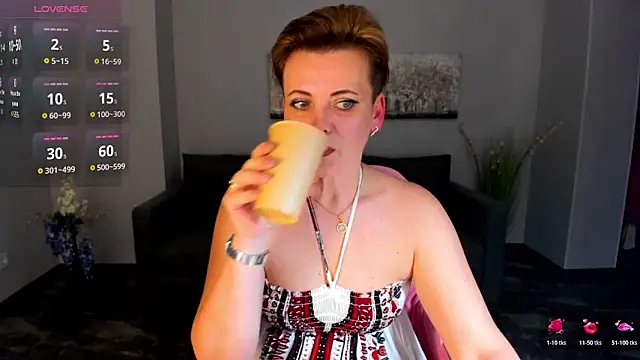 Julia Wilsone online show from 28, 11, 2025