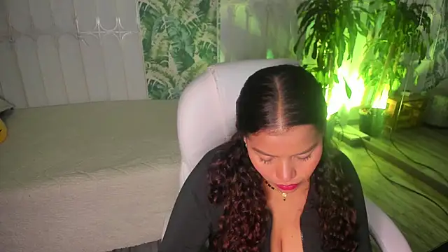 Snapshot of loly_marce chatting on 7, 5, 2026 loly marce online show from 7, 5, 2026
