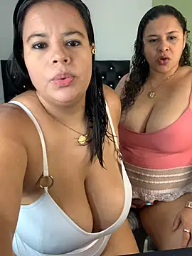 Snapshot of twocurvylatins chatting on 29, 7, 2026 twocurvylatins online show from 29, 7, 2026