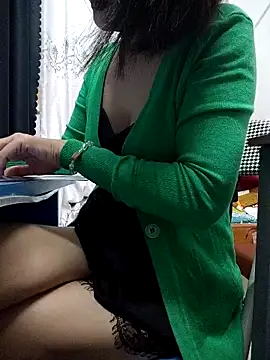 Snapshot of Haralushiaaa chatting on 4, 11, 2025 Haralushiaaa online show from 4, 11, 2025