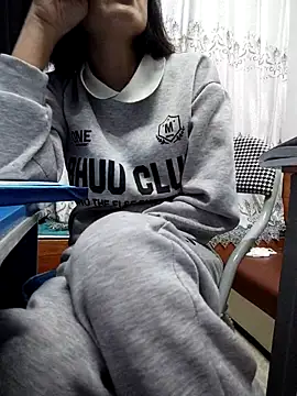 Snapshot of Haralushiaaa chatting on 4, 12, 2025 Haralushiaaa online show from 4, 12, 2025